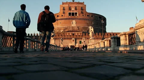 Tourists walking in rome Видео 44648595