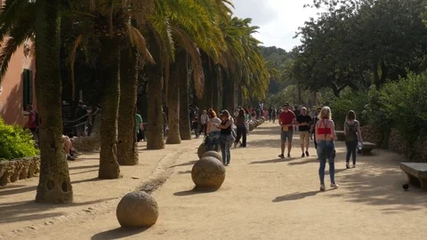 Tourists walking through Park Güell, Barcelona 스톡 동영상 75818285