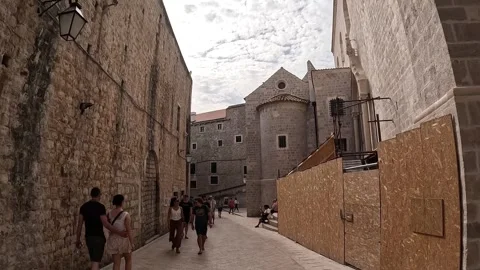 Tourists walking through the streets of the old town of Dubrovnik Stock Footage 255143401