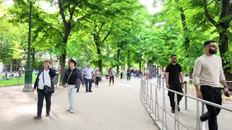 Tourists Walking Through a Tree Lined Park Entrance in Paris France Stockbeeldmateriaal 334987462