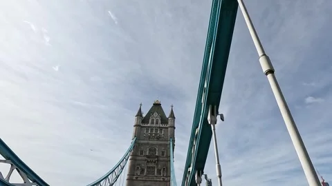 Tourists Walking on Tower Bridge Vídeo Stock 305622989
