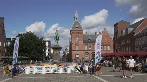 Tourists walking under the equestrian statue of Christian IX Video stock 162343382