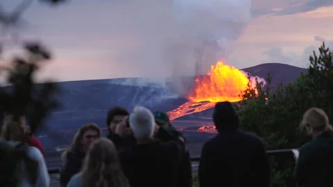 Tourists Watching Active Lava Eruption at Hawaii Volcanoes National Park Stockbeeldmateriaal 331228642