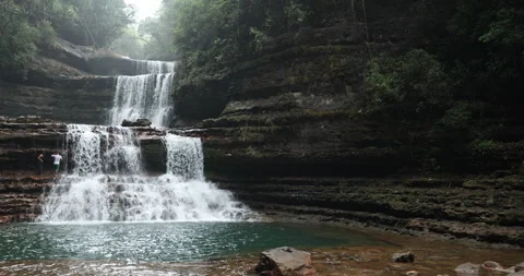 Tourists at Waterfall in day Light Vidéo 340118621