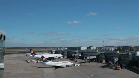 Tow tractor pushing lufthansa jet airplane on dusseldorf airport. Vídeo Stock 35867661
