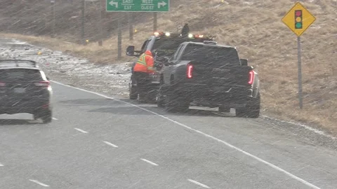 Tow truck helping broken down car on highway after accident Video stock 149545348
