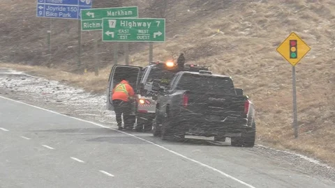 Tow truck helping broken down car on highway after accident Video stock 149545632