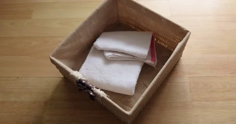 Towel in a wicker basket 库存影片 162621253