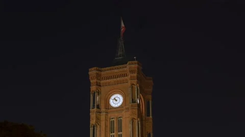The tower and clock of the Rotes Rathaus. Night Berlin Rotes Rathaus time lapse. Vidéo 205614390