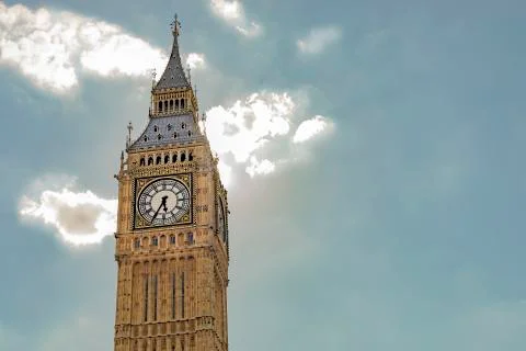 Tower of Big Ben in front of bright clouds Foto stock
