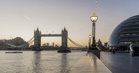 Tower Bridg in the sunrise Video stock 105546417