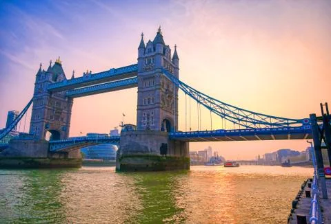 Tower Bridge across the River Thames in London, UK. Stockfoto's