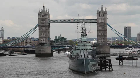 Tower Bridge and HMS Belfast 스톡 동영상 37655438