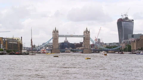 Tower Bridge and the River Thames, London, England. Stock-Footage 63914601