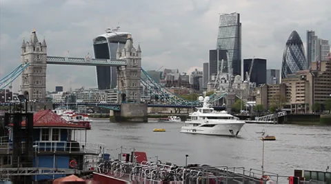 Tower Bridge and Yacht on Thames 스톡 동영상 37681953
