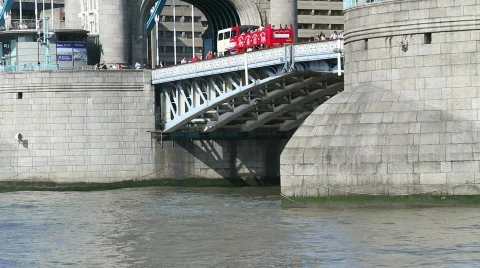 Tower Bridge Boat 库存影片 809485