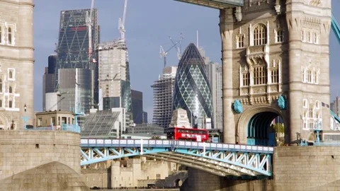 Tower bridge bus close Stock Footage 82154952
