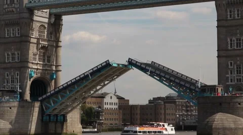 Tower bridge closes its drawbridge 스톡 동영상 56130275