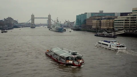 Tower Bridge on a cloudy day - ES Stockbeeldmateriaal 72861348