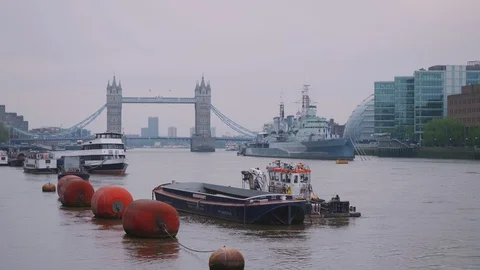 Tower Bridge on a cloudy morning with a red bus passing. 스톡 동영상 129071151