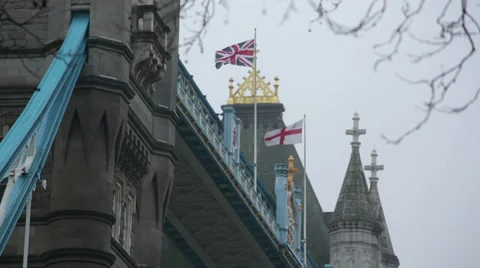 TOWER BRIDGE LONDON CLOSE UP WITH FLAGS 動画素材 36060954