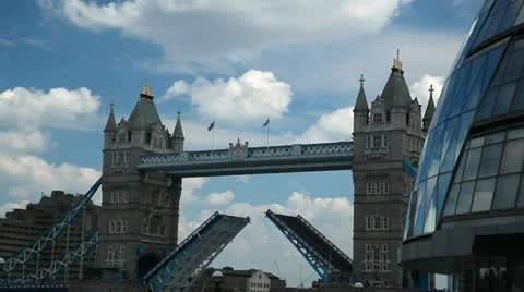Tower Bridge in London closing the bascules 스톡 동영상 18193105