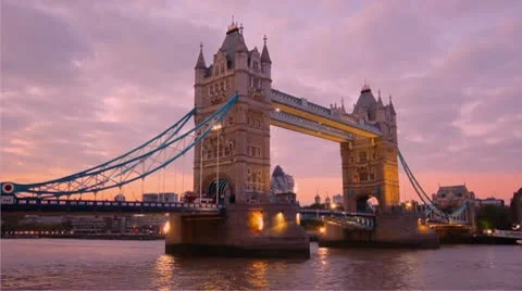 Tower Bridge in London Vídeo Stock 10700705