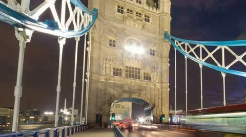 Tower Bridge in London at night Vídeo Stock 12735501