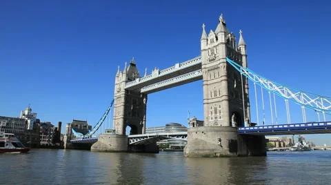Tower Bridge London on Summers day Vídeo Stock 1099474