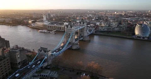 Tower Bridge in morning light, Tower of London and buildings on waterfronts Stock-Footage 170912422