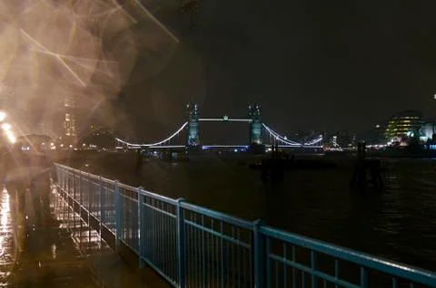 Tower bridge in the night alone Foto stock