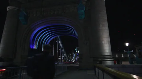 Tower Bridge at night panning shot, London UK 库存影片 36563243