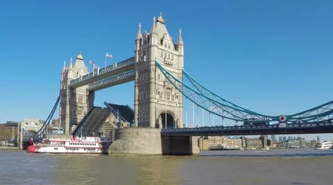Tower Bridge opens to give boat access in London 스톡 동영상 61518026