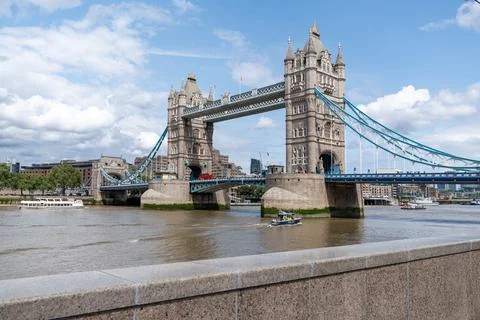 Tower Bridge over the River Thames represents a popular travel destination .. Fotos Stock