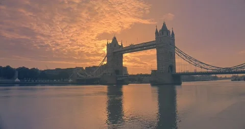 Tower Bridge over the River Thams at sunrise 스톡 동영상 196570401