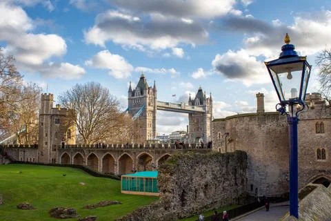 Tower Bridge over the Thames River London 库存照片