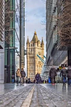 Tower Bridge seen between glass buildings in London on a urban path. London,  库存照片
