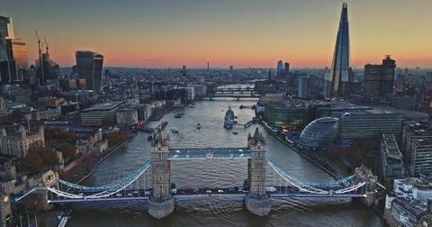 Tower Bridge spanning River Thames with London skyline at dusk 스톡 사진