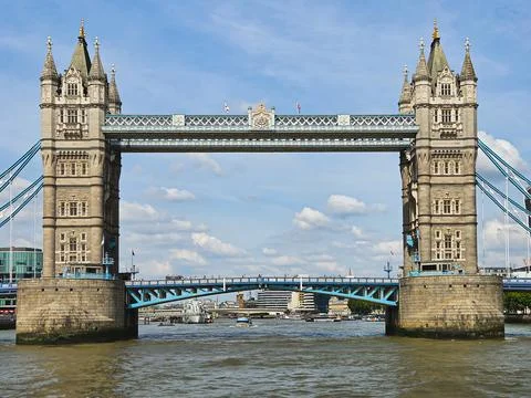 Tower Bridge spanning the River Thames in London, England on July 22, 2026 Foto stock