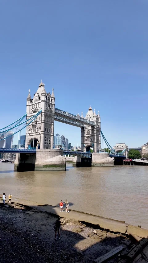 Tower Bridge spans the River Thames in London under clear blue skies as 库存影片 336202734