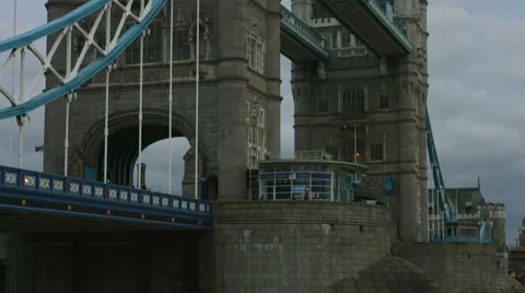 Tower Bridge tilt down to the river 動画素材 57540830