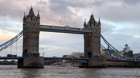 TOWER BRIDGE AS TRAFFIC CROSSES OVER AT DUSK Stock-Footage 97520544
