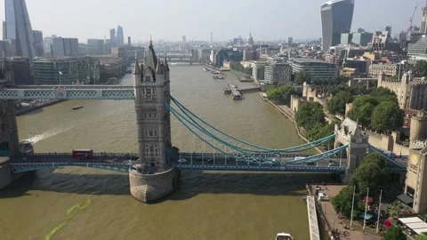 Tower Bridge, typical red double decker driving on historic landmark Vídeos de archivo 161190631
