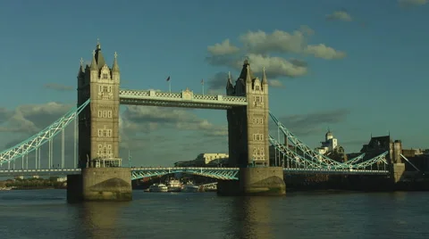 Tower Bridge in warm sunlight - 4K 스톡 동영상 50967221