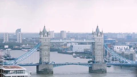 Tower Bridge in winter Video stock 105751963