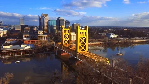 Tower Bridge Wrap Around Showing Old Sac and Capitol Building 库存影片 126732839