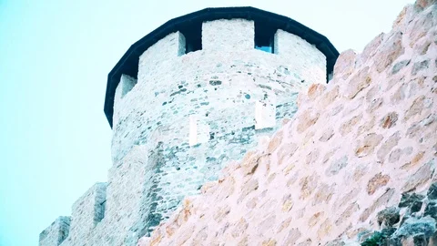 A tower on a castle from the Middle Ages Vídeo Stock 125073800