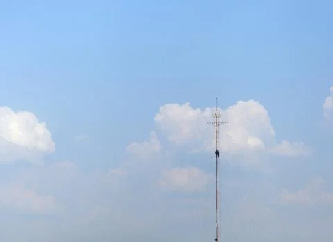 Tower climber and working on cellular tower system. extreme height Foto stock