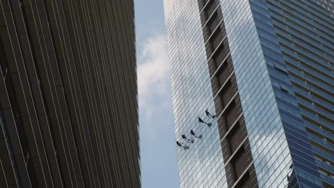 Tower climbers cleaning skyscraper facade Stock-Footage 135837381