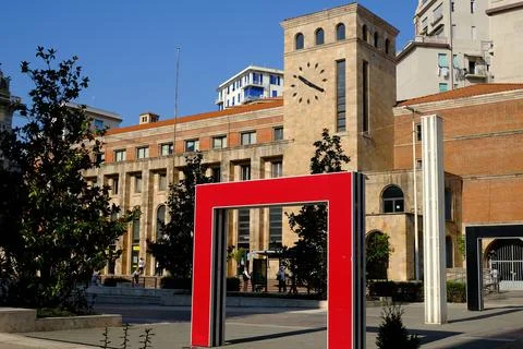 Tower with clock and red doors in the square. Foto stock